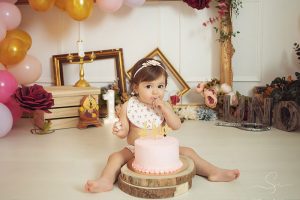 Sesión de fotos de cumpleaños de bebé smash cake en cartagena